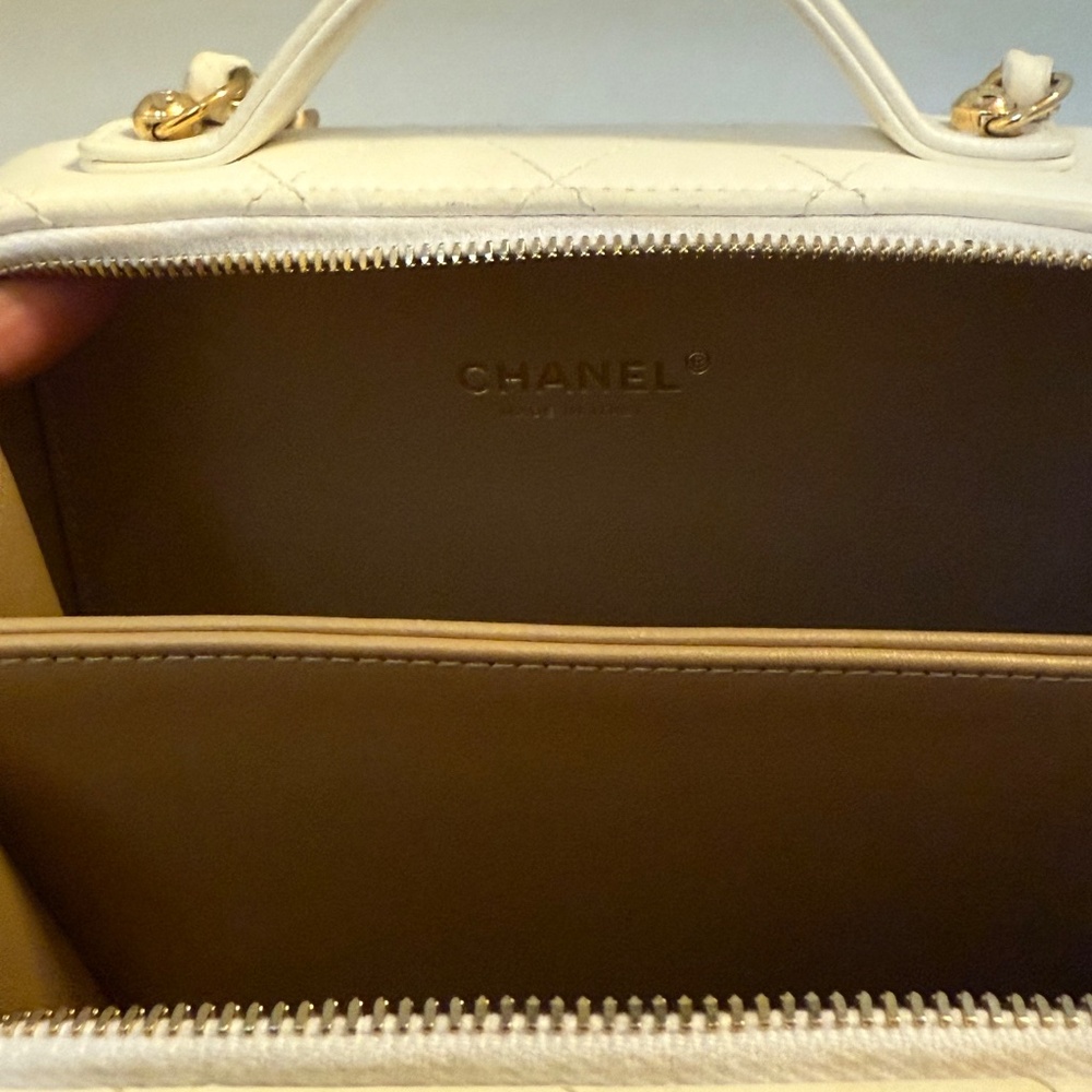 Chanel Golden Plate Vanity Case White Lambskin Gold Hardware - Picture 6 of 6